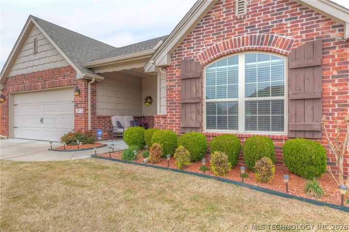 Property Photo: 3012 W Mobile Place OK 74011