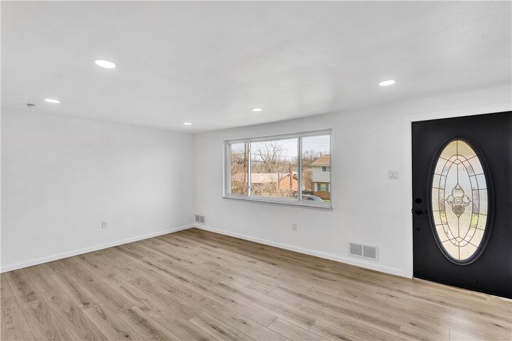 Property Photo:  811 Westbury Rd  PA 15137 