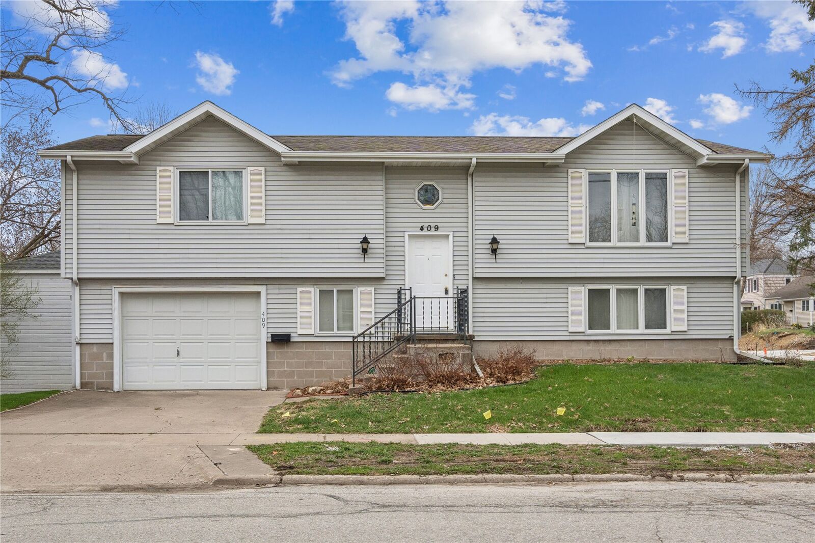 Property Photo:  409 S 7th Avenue  IA 52245 