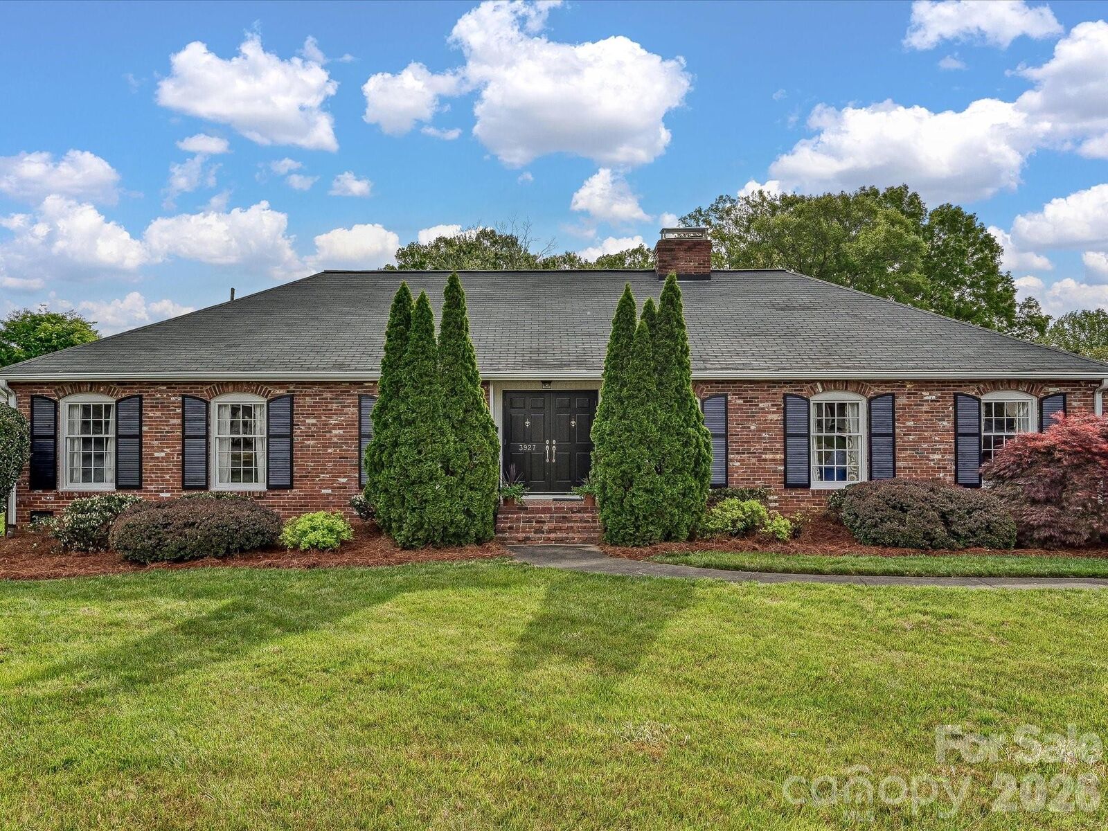 Property Photo: 3927 Barclay Downs Drive NC 28209