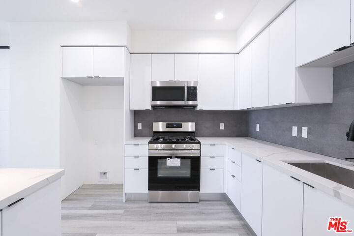 Property Photo:  11800 Courtleigh Dr  CA 90066 