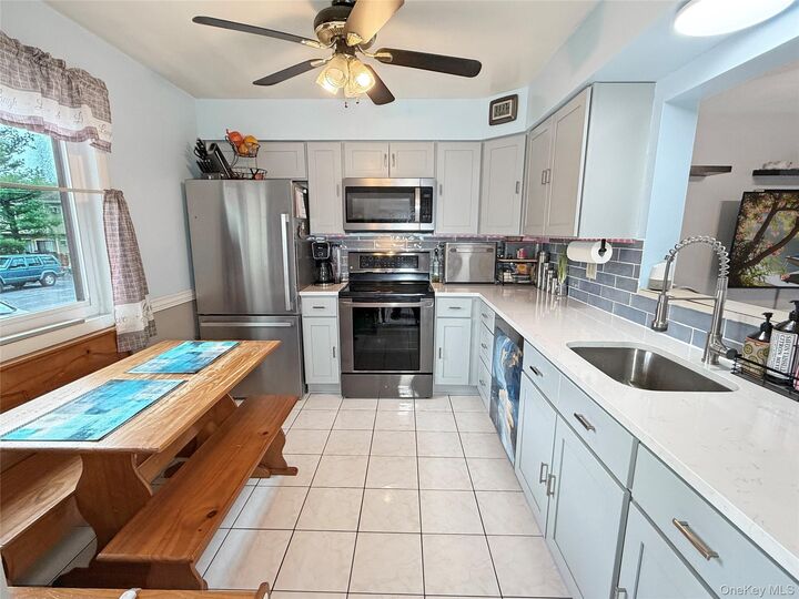 Property Photo:  5007 Chelsea Cove N  NY 12533 