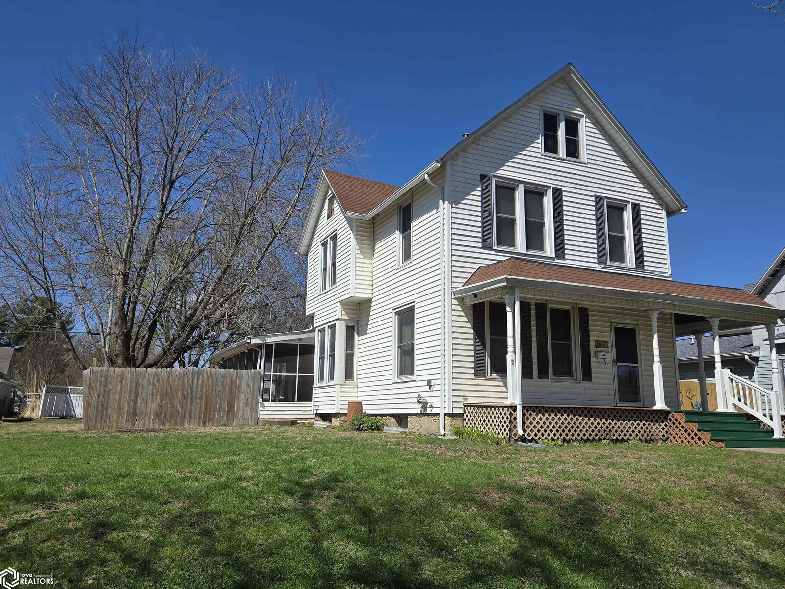 Property Photo:  1911 Orchard Street  IA 52601 