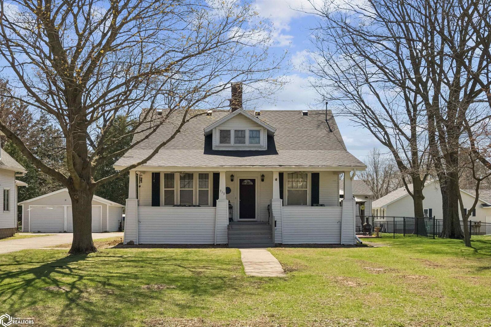 Property Photo:  313 Whitewood Street  IA 52601 