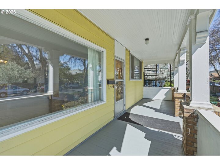 Property Photo:  805 E 12th St  OR 97058 