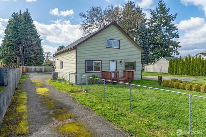 Property Photo:  1215  30th Avenue  WA 98632 