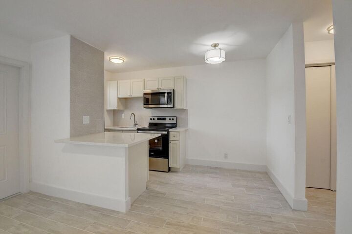 Property Photo:  525 S Broadway Street M  FL 33462 