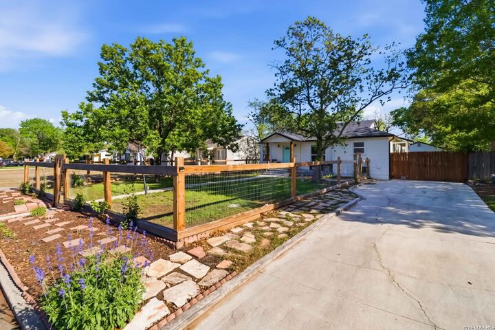 Property Photo:  124 Bryn Mawr  TX 78209 