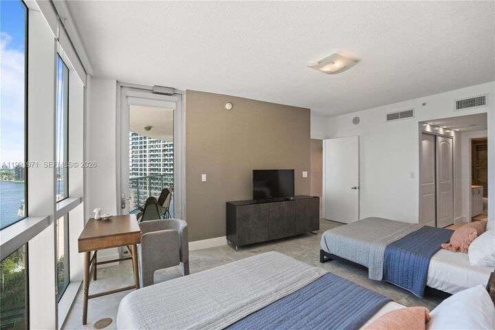 Property Photo:  1750 N Bayshore Dr 1401  FL 33132 