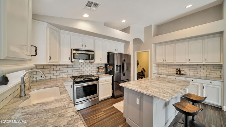 Property Photo: 17180 S Scarlet Cliff Place AZ 85641