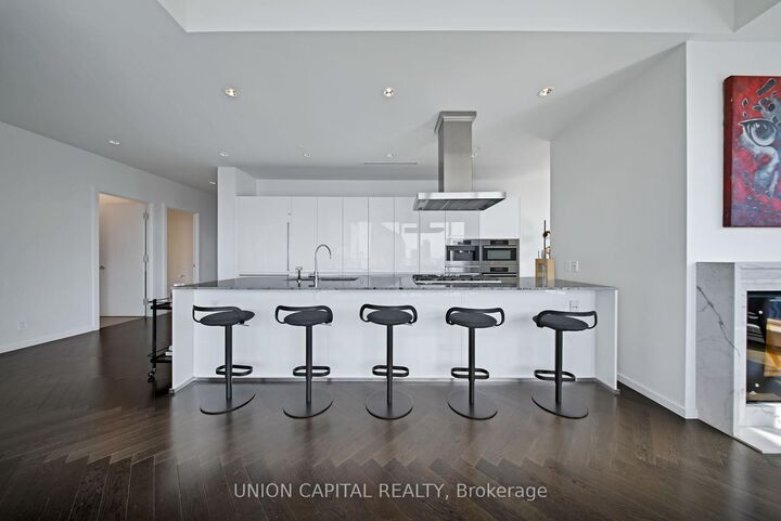 180 University Avenue 5508 — photo 1