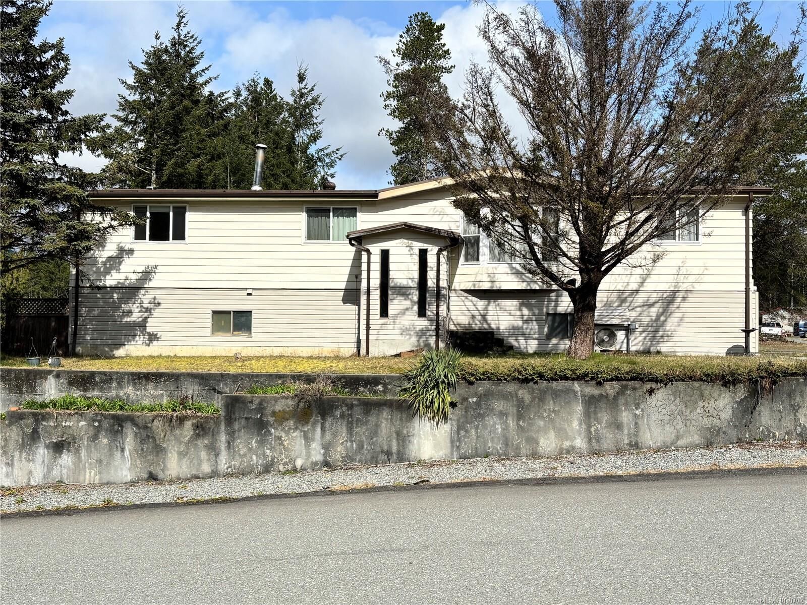 Property Photo: 419 Golden Hinde Pl BC V0P 1G0