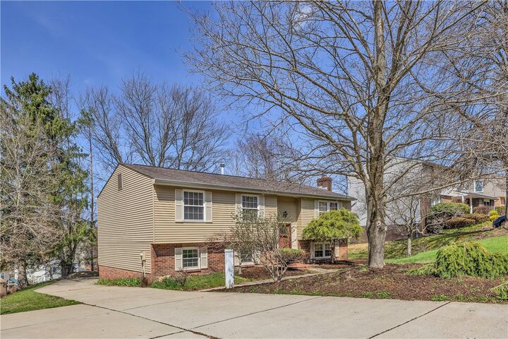 Property Photo: 118 Wiltshire Circle PA 15146