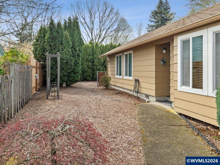 Property Photo:  2440 Railroad Ct SE  OR 97322 