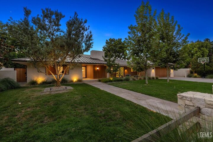 Property Photo:  1217 Tam O Shanter Drive  CA 93309 