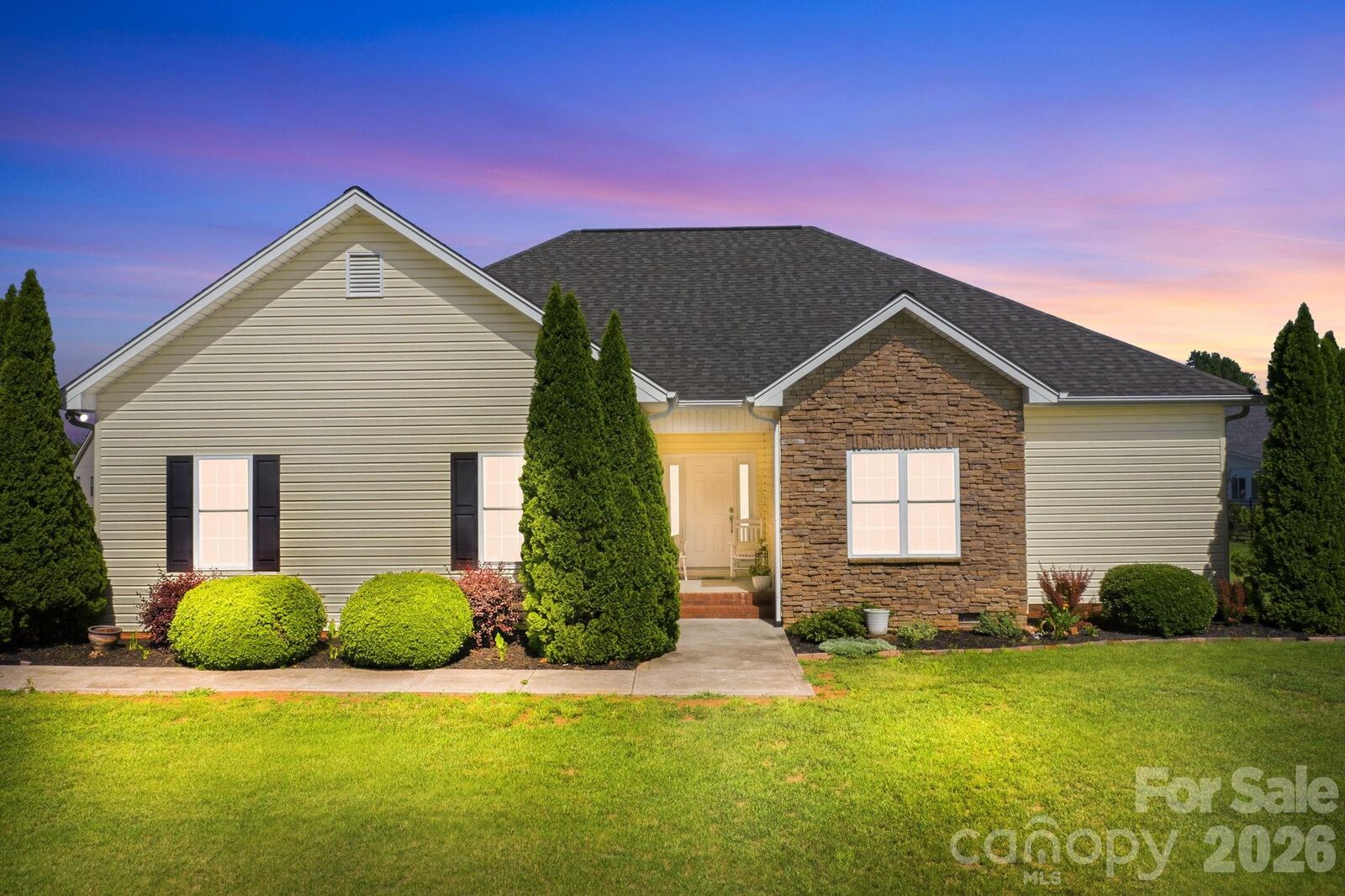 Property Photo:  104 Castle Pines Lane  NC 28625 