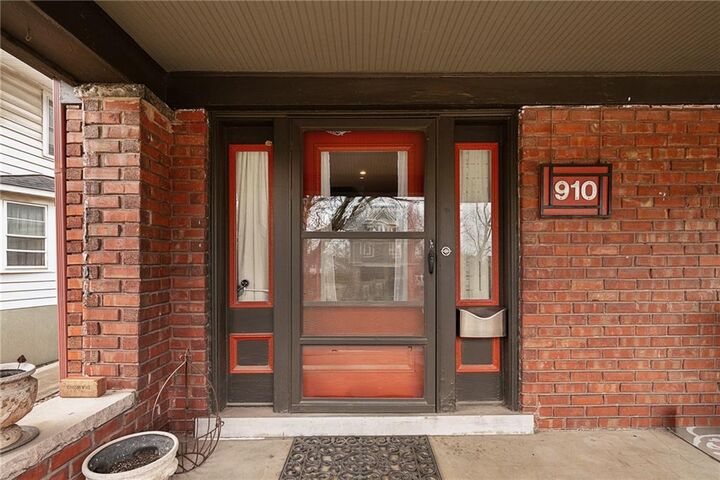 Property Photo: 910 W 33rd Terrace MO 64111