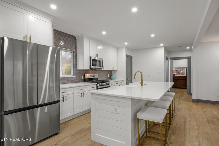 Property Photo: 3201 NE Kenilworth Lane TN 37917