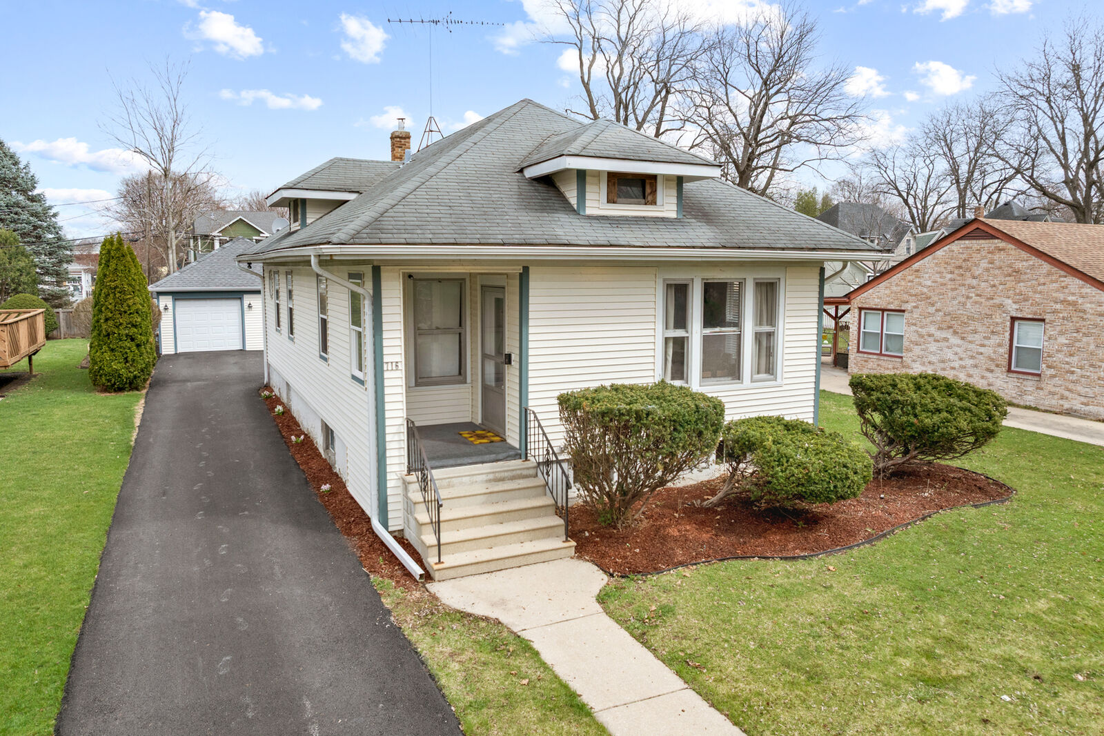 Property Photo:  716 Liberty Street  IL 60118 