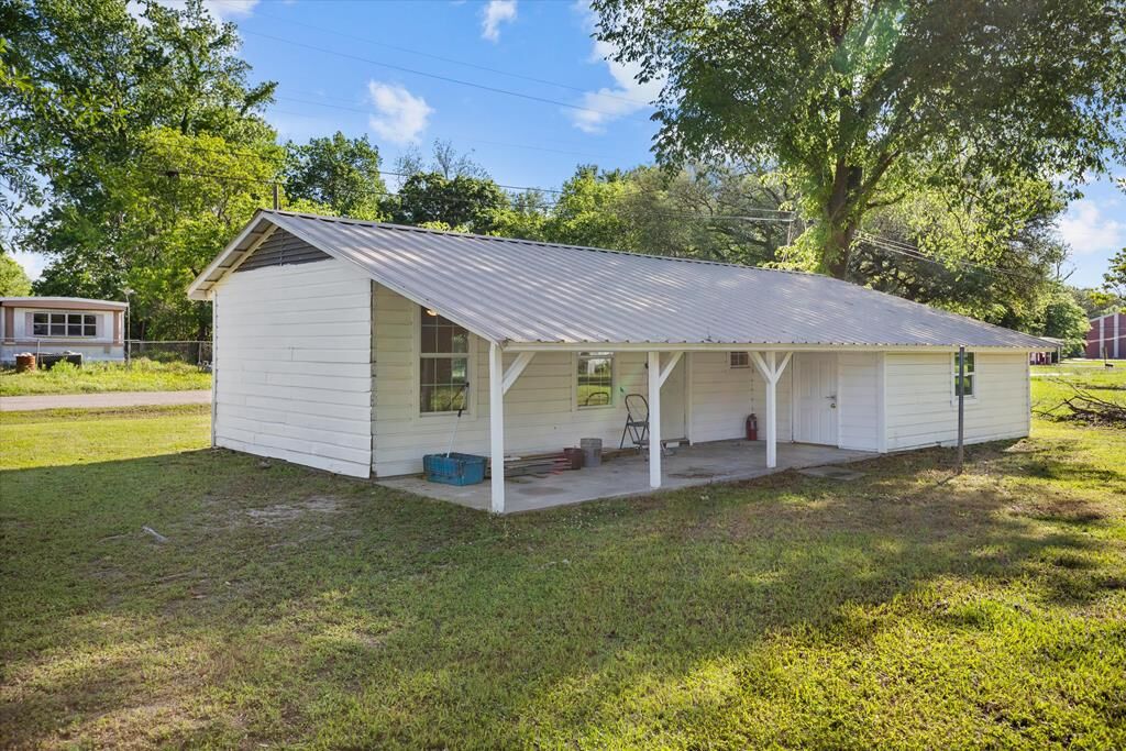 Property Photo:  113 W Linn St  TX 75949 