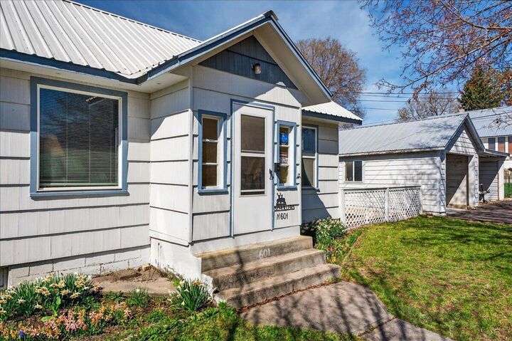Property Photo:  601 N Kruger St  WA 99109 