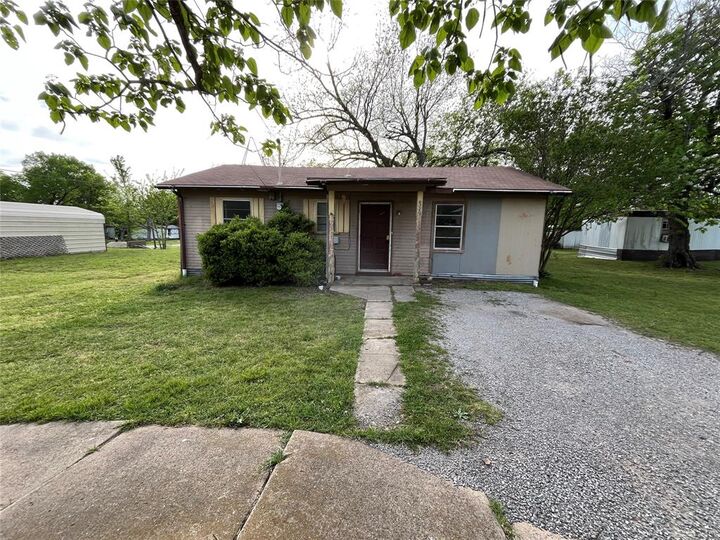 Property Photo: 320 S Manson Street TX 75496