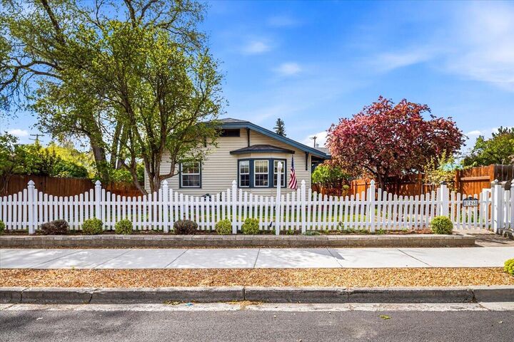 Property Photo:  726 NW Birch Avenue  OR 97756 