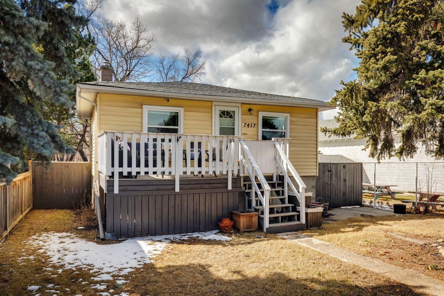 Photo de la propriété: 7417 24 Street SE AB T2C 0Y7