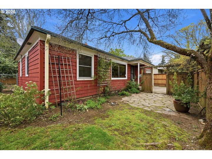 Property Photo:  5823 SE Insley St  OR 97206 