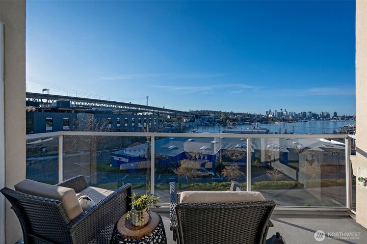 Property Photo: 3900 2nd Avenue NE 403 WA 98105