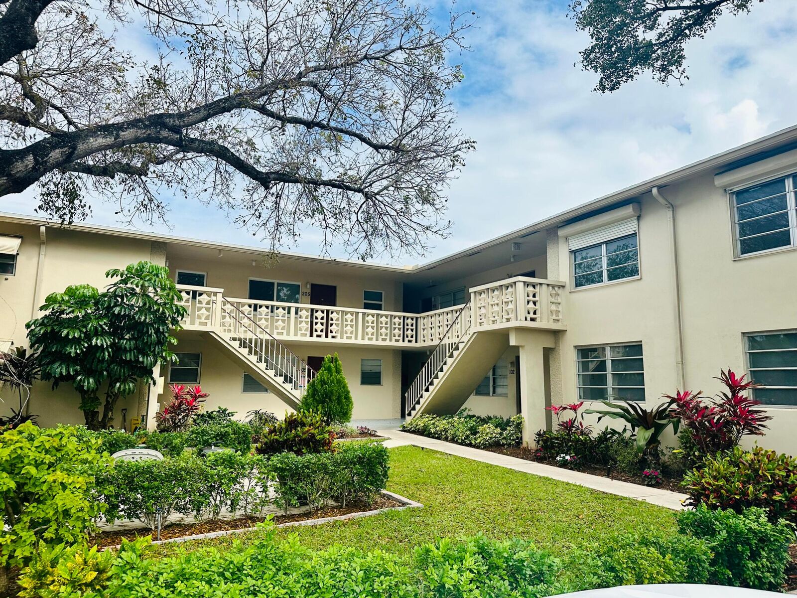 Property Photo:  606 S C Street 201  FL 33460 