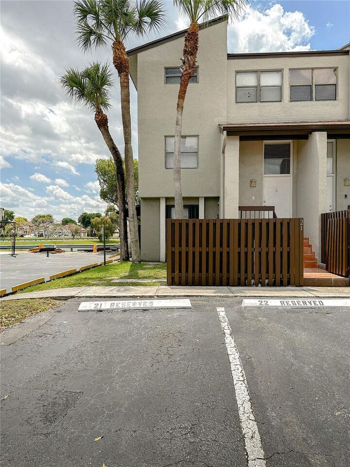 Property Photo: 10000 NW 9th St Cir 21 FL 33172