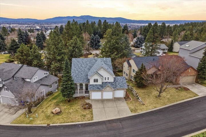 Property Photo: 8704 E Parkside Ln WA 99217