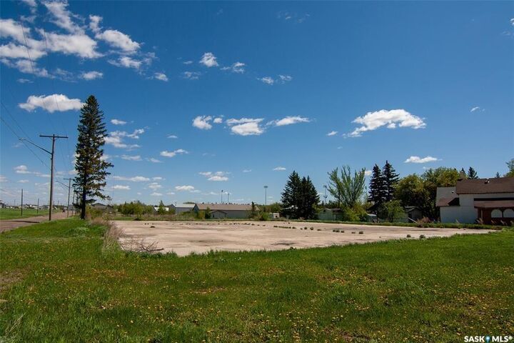 Property Photo:  8 South Front Street  SK S3N 1L1 