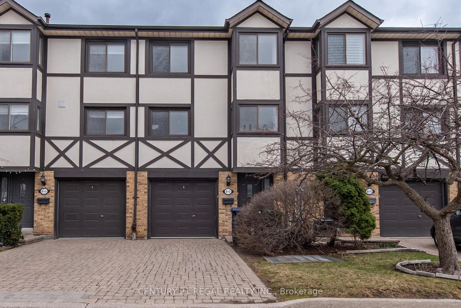 Property Photo: 4 Bradbrook Road 5 ON M8Z 5V3