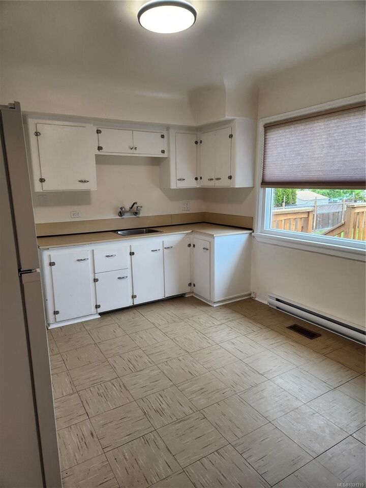 Property Photo:  4371 Shelbourne St  BC V8N 3G4 