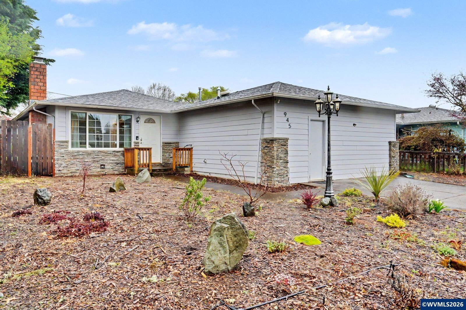 Property Photo:  945 SE Marion Av  OR 97333 