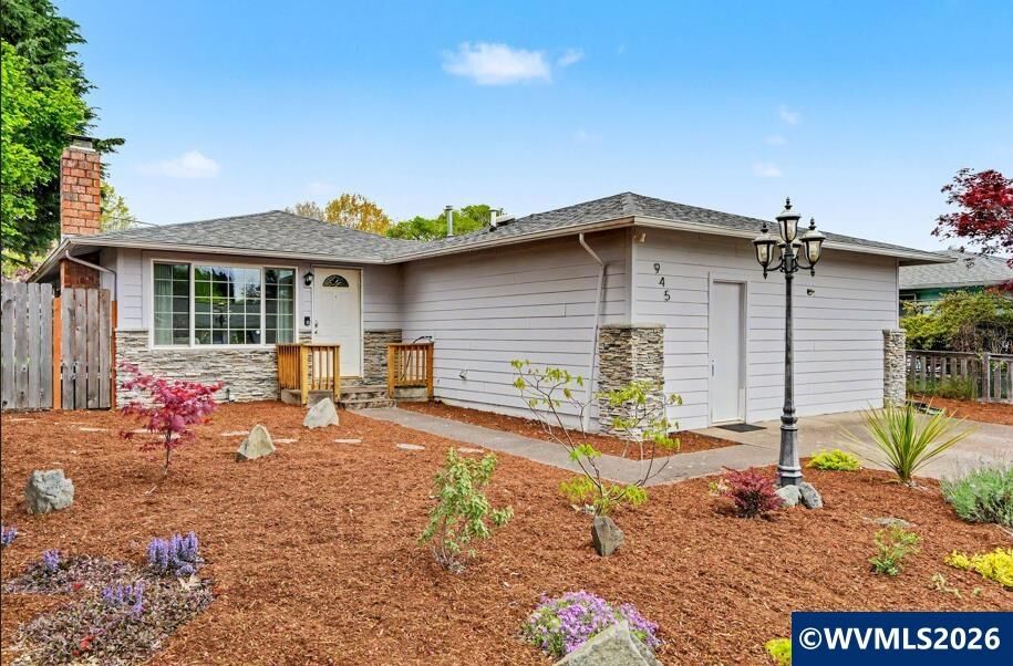 Property Photo:  945 SE Marion Av  OR 97333 
