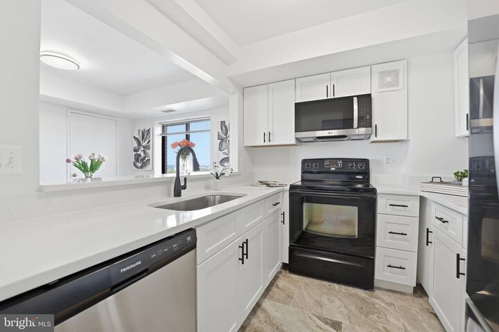 Property Photo:  900 N Stafford Street 1919  VA 22203 