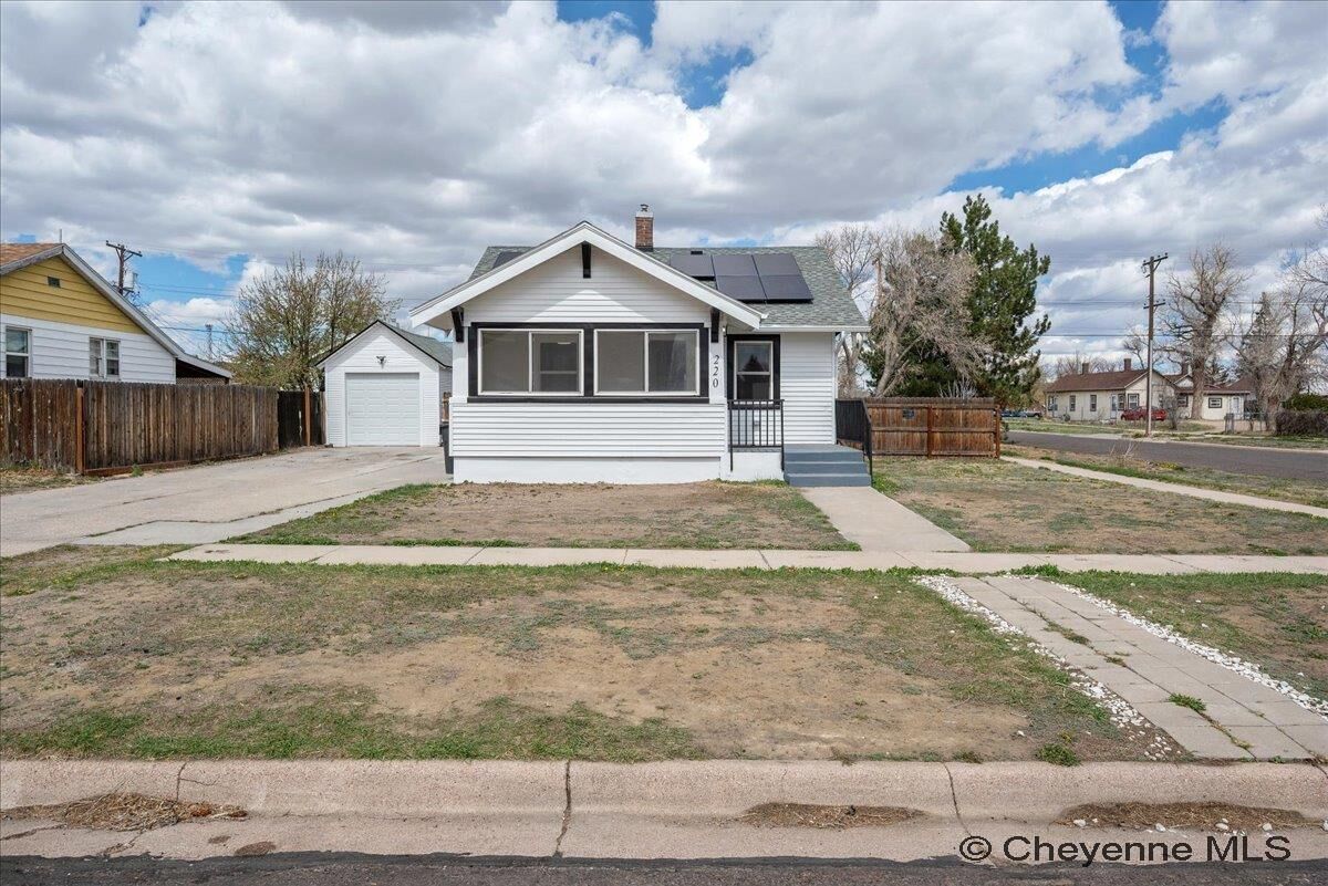 Property Photo: 220 E 8th St WY 82007