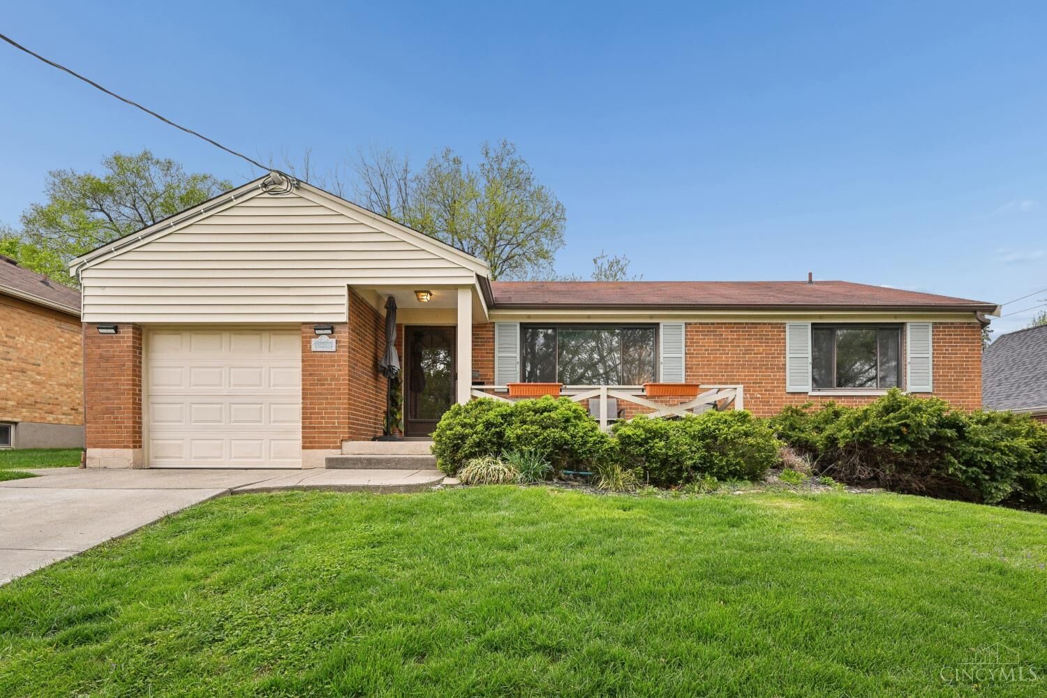 Property Photo: 5577 Sunnywoods Lane OH 45239