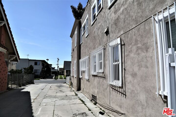 Property Photo:  1406 2nd Ave  CA 90019 