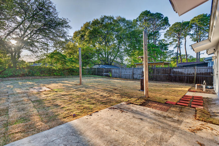 Property Photo: 102 NW Audrey Drive FL 32548