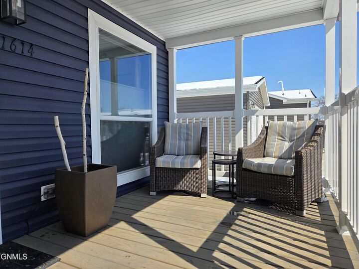 Property Photo:  1614 Fox Drive SE  ND 58554 