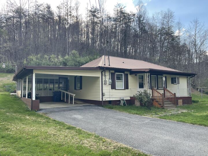 Property Photo:  953 Williams Branch Middle Fork Road  KY 40977 