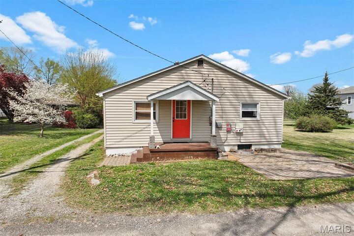 Property Photo:  112 3rd Avenue  IL 62025 