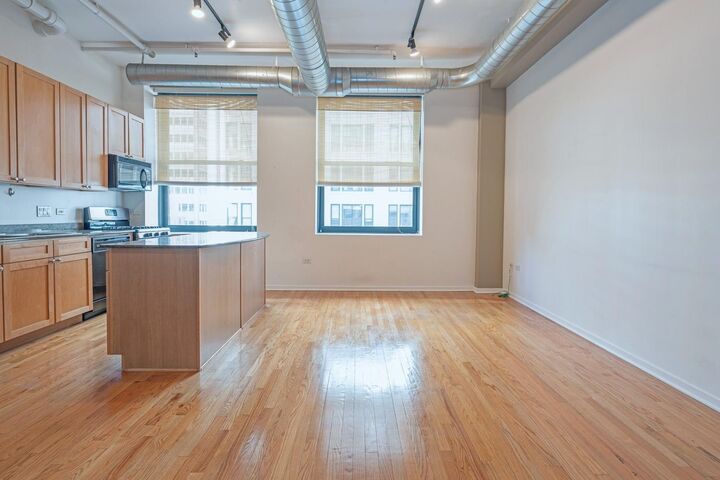 Property Photo: 6 E Monroe Street 601 IL 60603