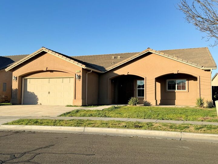 Property Photo: 510 Stonehaven Drive CA 93635