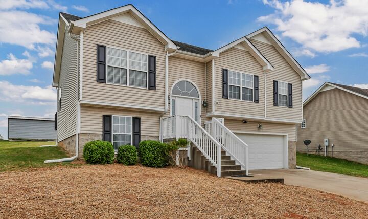 Property Photo:  1608 Broad Cir  TN 37042 
