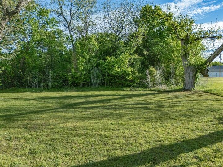 Property Photo:  105 Wyatt Street  TX 75165 